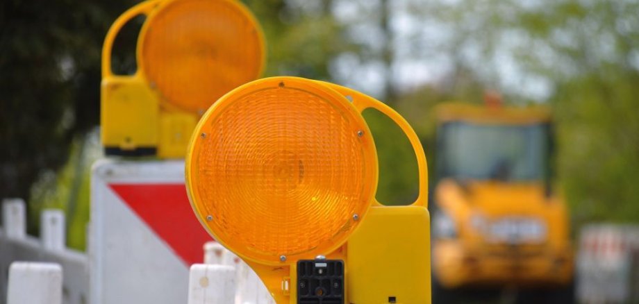 Das Symbolfoto zeigt eine Straßenabsperrung mit orangen Warnleuchten.