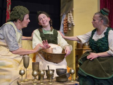 Das Stück "Supp" entführt die Zuschauerinnen und Zuschauer in die Küche von Romeo und Julia und erzählt die tragische Liebesgeschichte aus einer ganz neuen Perspektive. Das Foto zeigt eine Szene aus dem Theaterstück.