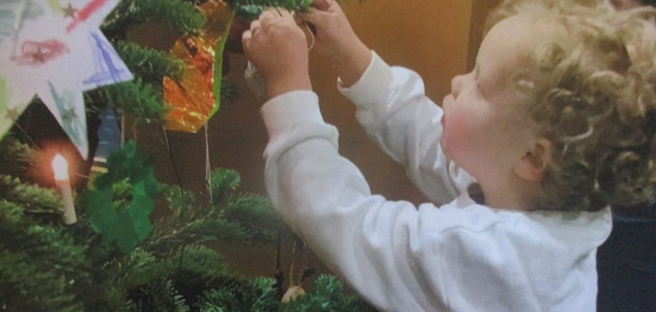 Die Kinder aus der Buchholzer Kita „Kleines Abenteuer“ haben auf Einladung der Volksbank den Weihnachtsbaum in der Buchholzer Geschäftsstelle geschmückt. 