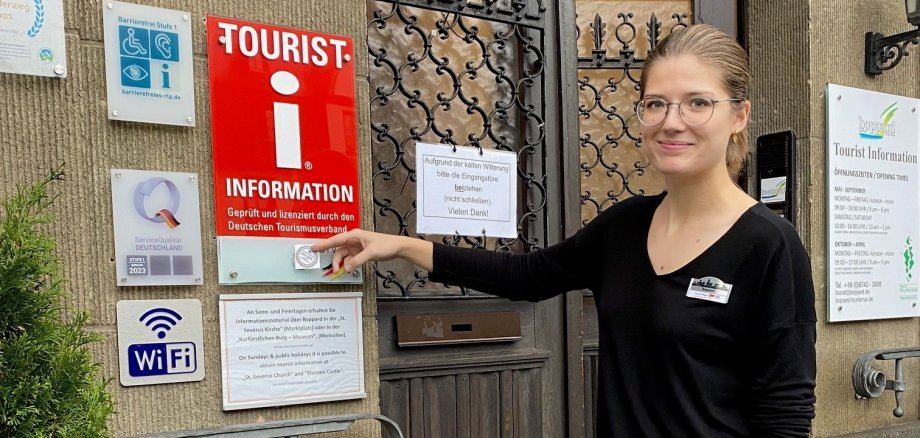 Lisa Lembgen, Auszubildende im zweiten Lehrjahr bei der Tourist Information in Boppard, zeigt die neue Zertifizierung. 