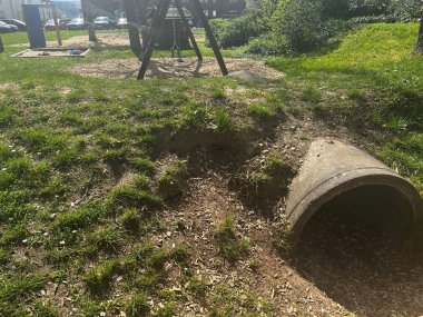 Neben dem Durchgangsrohr haben Erdbienen auf dem Spielplatz in Buchholz ihre Gänge gebuddelt. Für den Menschen sind die Erdbienen ungefährlich.