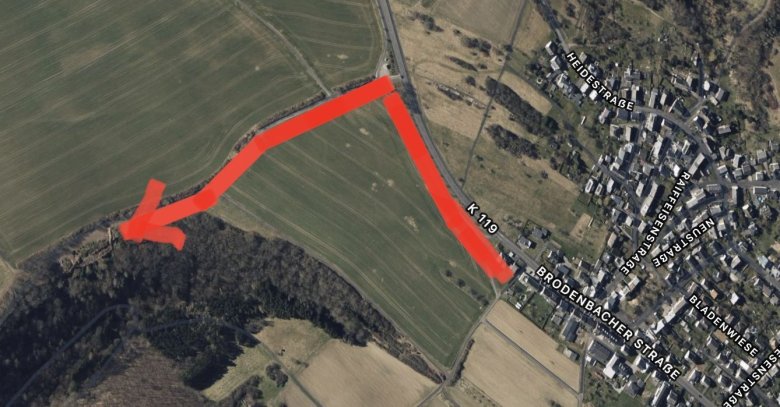 Die Nutzer des Grünschnittplatzes im Ortsbezirk Weiler werden gebeten, während dieser Zeit auf den Grünschnittplatz in Boppard-Buchholz auszuweichen (siehe Karte). Auf dem Foto ist der Weg mit einem roten Pfeil eingezeichnet.