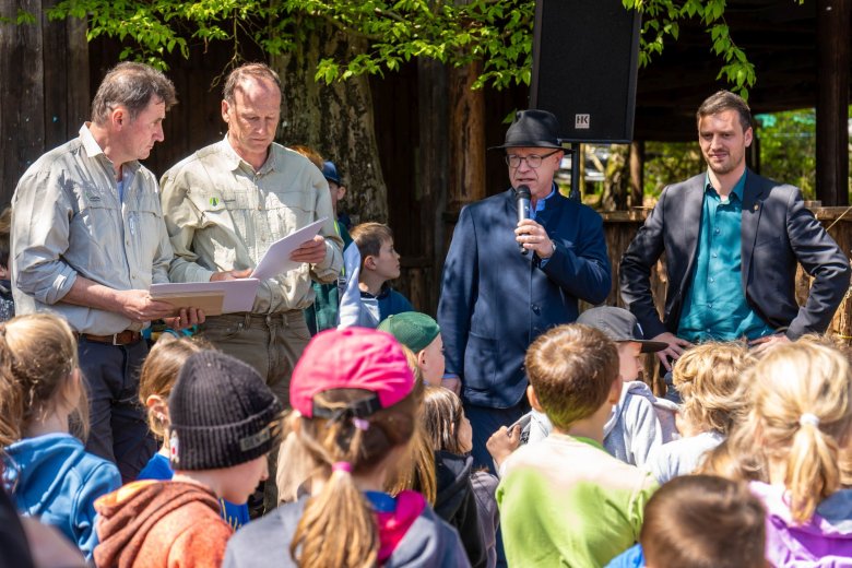 Bei der Siegerehrung (von links) der Waldjugendspiele in Boppard: Revierförster Ralf Kerber, Forstamtsleiter Axel Henke, Bürgermeister Jörg Haseneier und der CDU-Landtagsabgeordnete Tobias Vogt.