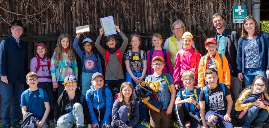 Freuten sich mit der Klasse 3c der Grundschule Buchholz über den ersten Platz bei den Waldjugendspielen: Bürgermeister Jörg Haseneier (links), die für den kommunalen Forst zuständige Beigeordnete Margit Gronen (obere Reihe, 8. von links) sowie der CDU-Landtagsabgeordnete Tobias Vogt (obere Reihe, 2. von rechts). 