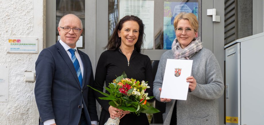Andrea Adam (Mitte) wurde am 24. Januar 2024 zur Rektorin der Michael-Thonet-Schule ernannt. Petra Franzmann, zuständige Schulreferentin der Aufsichts- und Dienstleistungsdirektion (ADD) in Koblenz, überreichte ihr die Ernennungsurkunde. Bürgermeister Jörg Haseneier überbrachte ihr die Glückwünsche der Stadt Boppard gemeinsam mit einem Blumenstrauß.