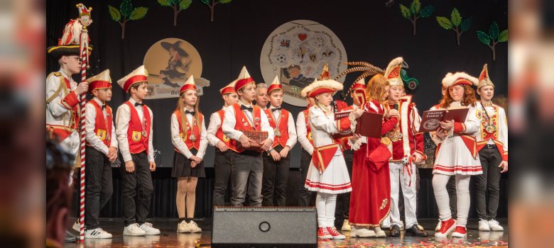 Vortrag des Kinderprinzenpaares Theo I. vom flankenden Vorhang und Lisa I. vom tanzenden Pfeil aus Oppenhausen. 