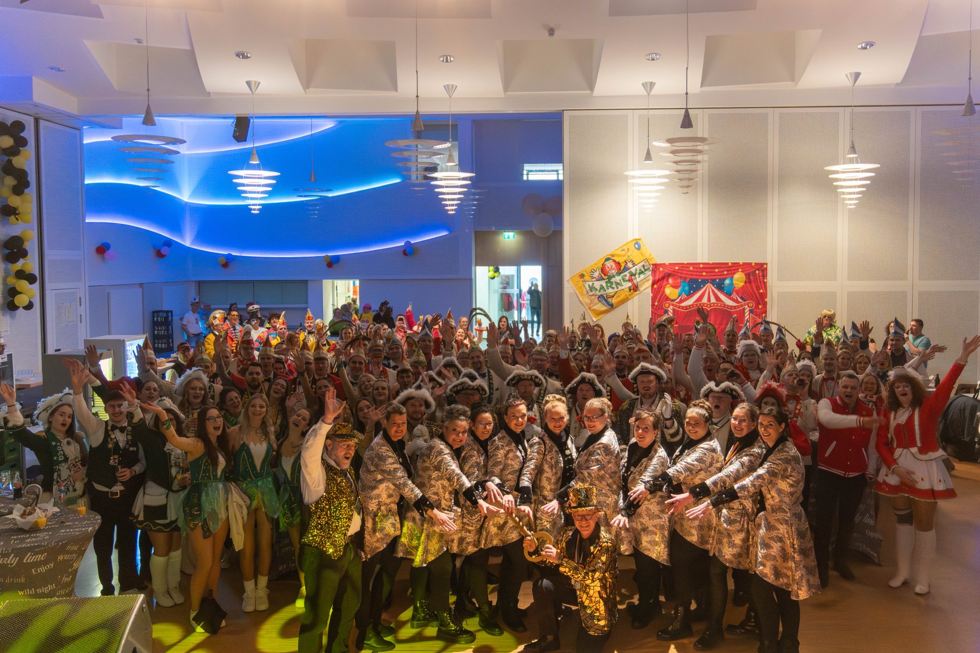 Närrische Machtübernahme in Boppard: Die Stadtmöhnen fordern den Rathausschlüssel von Bürgermeister Jörg Haseneier in der Stadthalle.