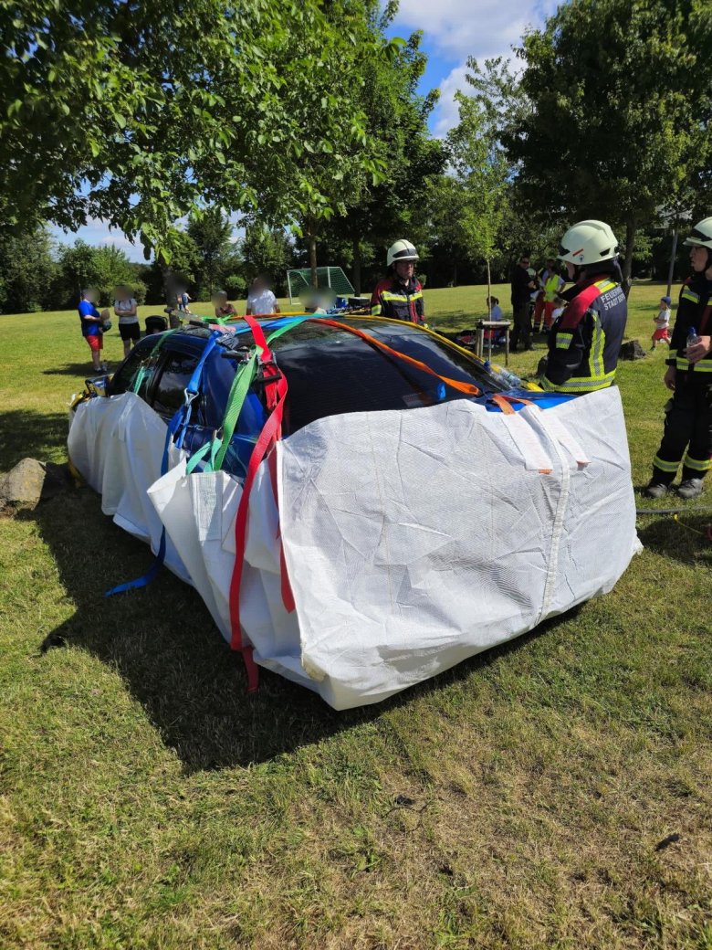 Besonders herausfordernd war ein zweiter, beteiligter Elektro-PKW, dessen Batterie wiederholt in Brand geriet. Dieses Fahrzeug musste zur Sicherheit in einem speziellen „Recover-E-Bag“ unter Quarantäne gestellt werden. Besonders herausfordernd war ein zweiter, beteiligter Elektro-PKW, dessen Batterie wiederholt in Brand geriet. Dieses Fahrzeug musste zur Sicherheit in einem speziellen „Recover-E-Bag“ unter Quarantäne gestellt werden.