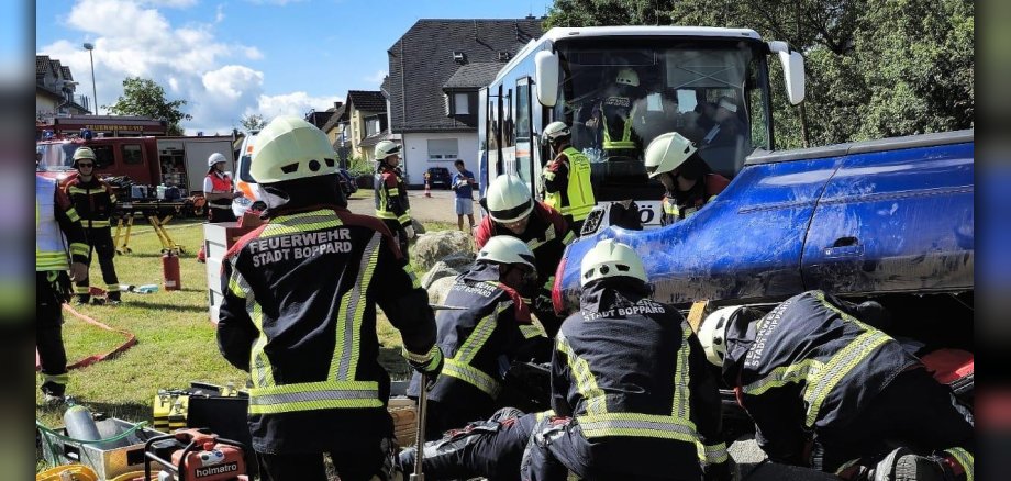 Realitätsnahe Großübung der Feuerwehr Boppard. Das Szenario: Ein schwerer Verkehrsunfall mit einem Reisebus voller Kinder und zwei beteiligten PKW – einer davon auf der Seite liegend. 