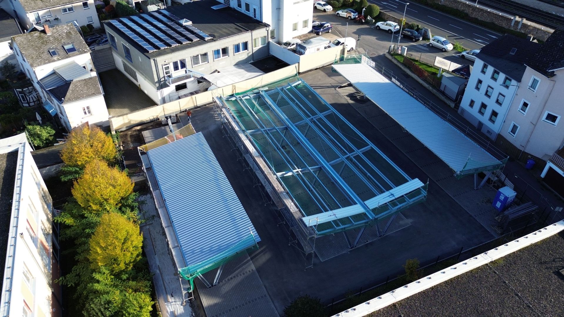 Richtfest: Überdachungskonstruktion ohne Solarmodule. 