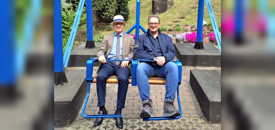 Auf geht’s in die neue Saison: Boppards Bürgermeister Jörg Haseneier (links) gemeinsam mit dem neuen Geschäftsführer der Bopparder Sesselbahn, Günter Eberhardt, bei einer der ersten Fahrten in 2026.