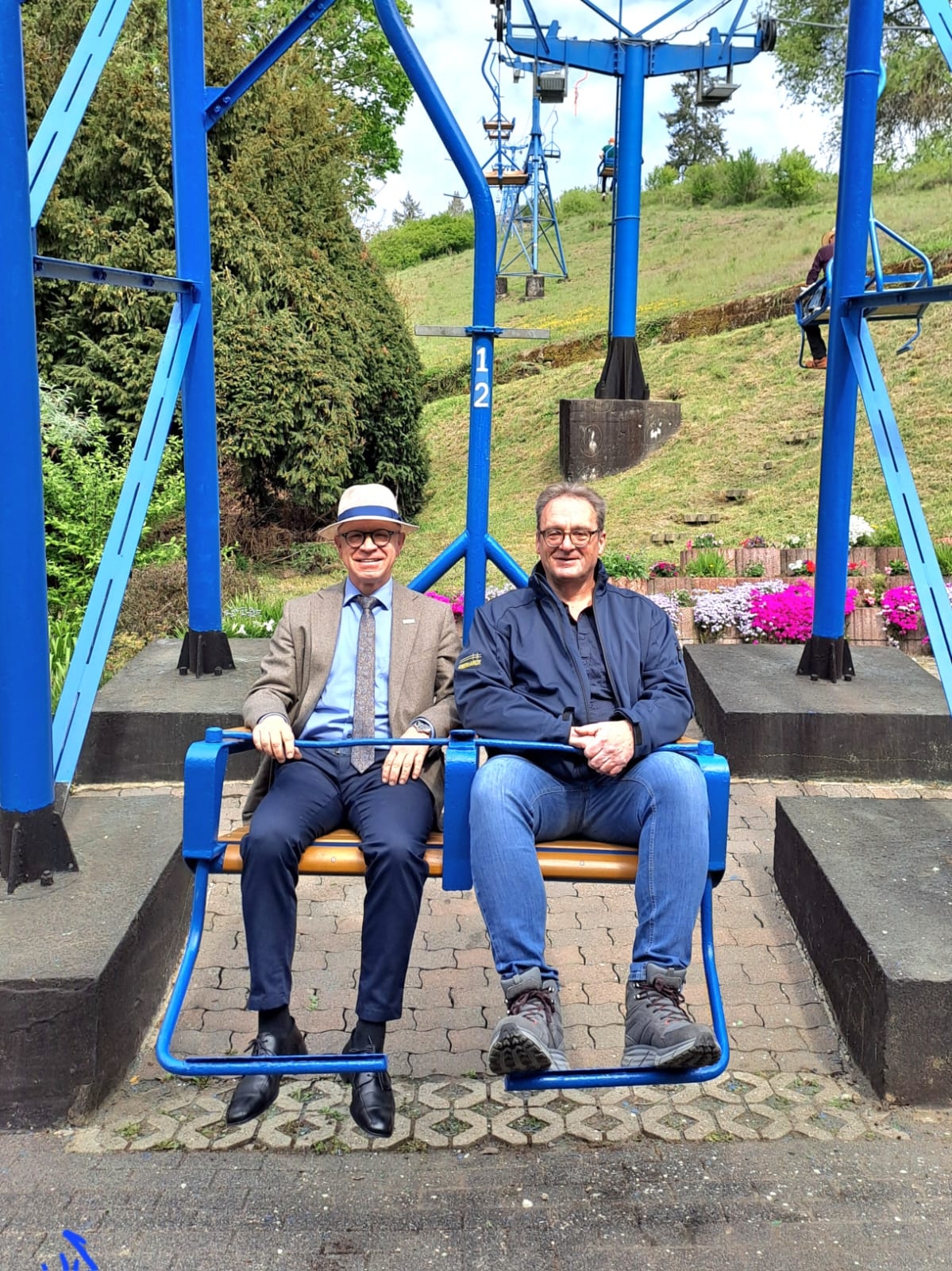 Auf geht’s in die neue Saison: Boppards Bürgermeister Jörg Haseneier (links) gemeinsam mit dem neuen Geschäftsführer der Bopparder Sesselbahn, Günter Eberhardt, bei einer der ersten Fahrten in 2026.