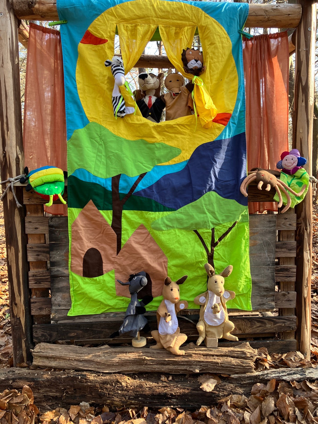 Ein Theatervorhang und Handpuppen wurden der Kita Winkelholzbande anonym gespendet. 