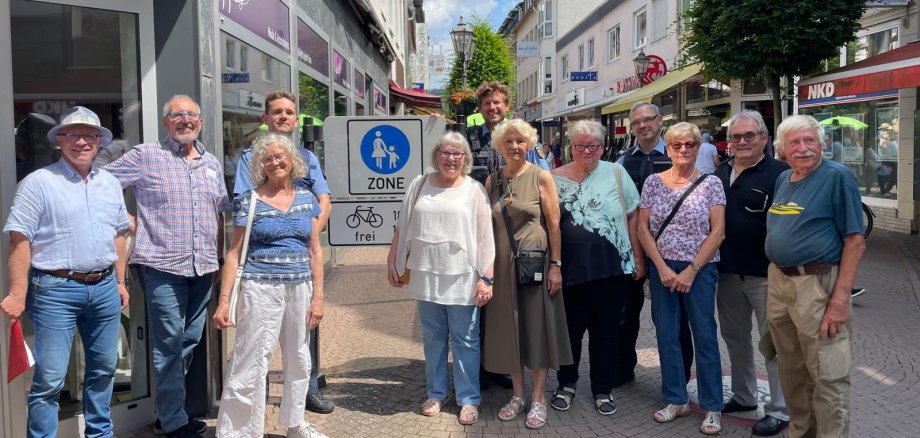 Boppards Bürgermeister Jörg Haseneier (links) war gemeinsam mit Vertretern von Polizei und Ordnungsamt und Vertreterinnen und Vertretern des Seniorenbeirats mit ihrer Vorsitzenden Beate Kaster-Schubert (5. von links) in der Kernstadt in Boppard unterwegs, um Gefahrenstellen für ältere Menschen zu begutachten. 