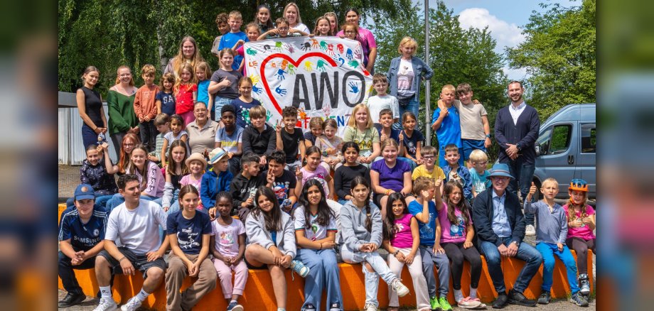 Boppards Bürgermeister Jörg Haseneier (3. von rechts) besuchte die Sommerferienaktion an der Helene-Pagés-Schule in Boppard. 
