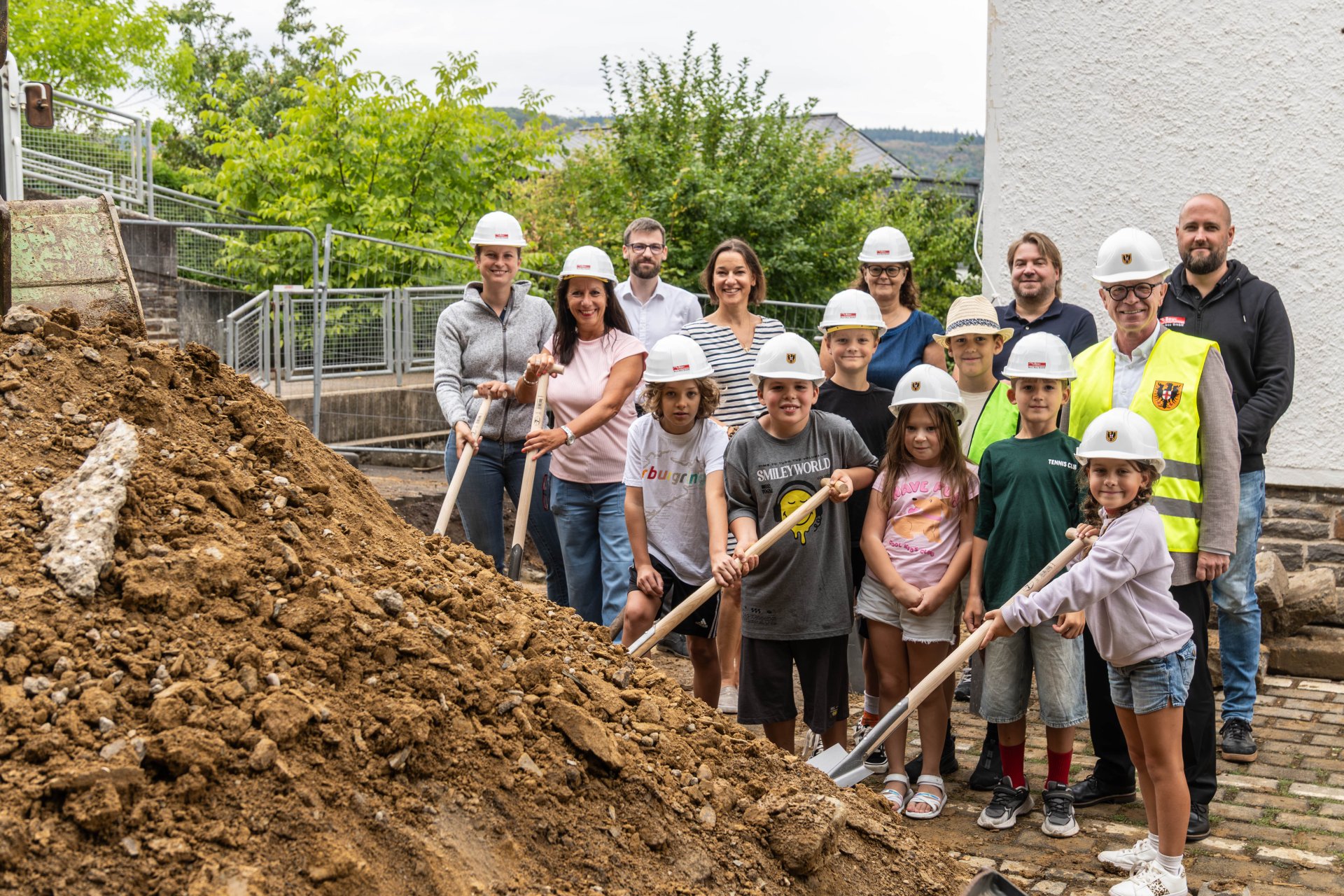 Auch Schüler der Michael Thonet Schule packten beim symbolischen ersten Spatenstich für die Erweiterung des Verwaltungstrakts fleißig mit an. Außerdem dabei (von links): Ortsvorsteherin Dr. Alexa Bach, Rektorin Andrea Adam, Fachbereichsleiter Dominik Nachtsheim von der Stadtverwaltung Boppard, Konrektorin Natalie Ketzer, Birgit Linse, Mitarbeiterin der Stadtverwaltung, Architekt Björn Merzbach vom Büro Plannorm, Bürgermeister Jörg Haseneier sowie Jens Graef von der Firma Bezi Bau.