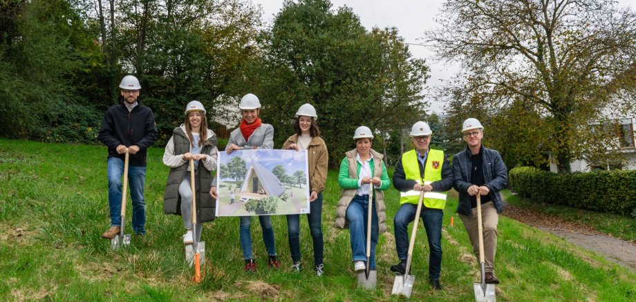 Spatenstich für die neue Waldgruppe der Kita Weiler (von links): Dominik Nachtsheim, Leiter Fachbereich 5 Stadtverwaltung Boppard, Kita-Leiterin Mareike Krambrich, Sarah Schellenberg, Architektin und Inhaberin Architekturbüro Schellenberg, Lara Knechtges, Projektbetreuung Architekturbüro Schellenberg, Ortsvorsteherin Patricia Eiden, Bürgermeister Jörg Haseneier und Toni Zimmermann, Geschäftsführer Bezi-Bau Bauunternehmung. 