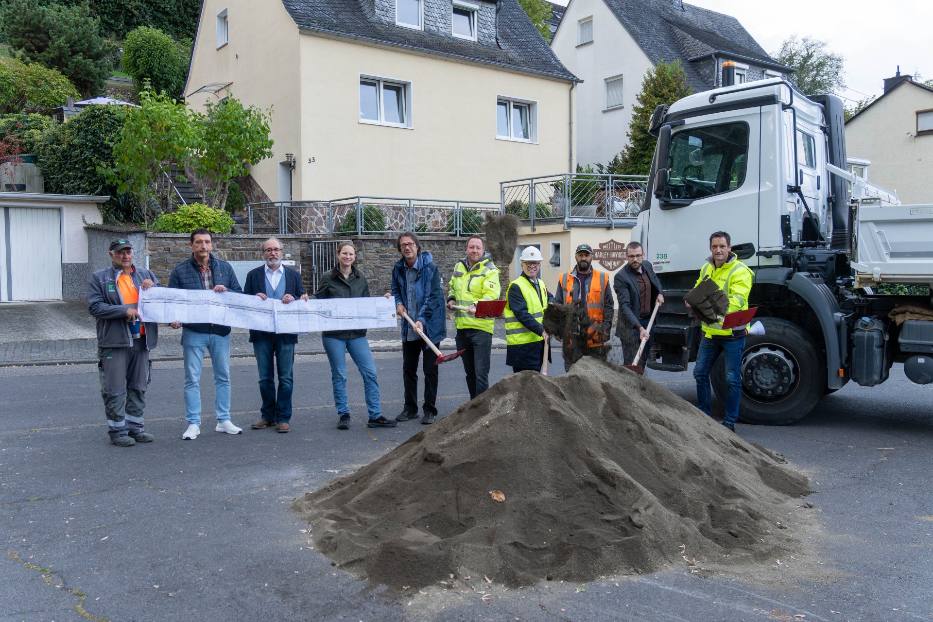 In Boppard beginnt mit einem symbolischen Spatenstich nun der umfassende Ausbau der Schützenstraße. Mit dabei waren (von links): Peter Schmitz, Polier, Jörg Vogt, Techniker Stadtverwaltung Boppard, Oliver Karst, Geschäftsführer Karst Ingenieure, Dr. Alexa Bach, Ortsvorsteherin Boppard, Ulrich Spang, Inhaber Ingenieurbüro Spang, Torsten Schwanke, Bauüberwachung Karst Ingenieure, Bürgermeister Jörg Haseneier, Habib Bajrami, Mitarbeiter Firma Schulz, Dominik Nachtsheim, Leiter Fachbereich 5 Stadtverwaltung Boppard, Mike Roeder, Bauleiter Firma Schulz. 