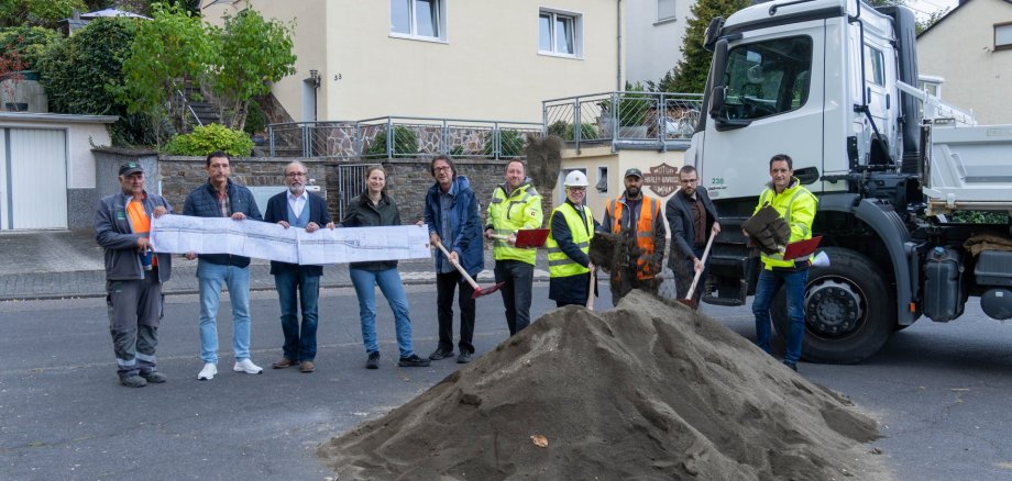 In Boppard beginnt mit einem symbolischen Spatenstich nun der umfassende Ausbau der Schützenstraße. Mit dabei waren (von links): Peter Schmitz, Polier, Jörg Vogt, Techniker Stadtverwaltung Boppard, Oliver Karst, Geschäftsführer Karst Ingenieure, Dr. Alexa Bach, Ortsvorsteherin Boppard, Ulrich Spang, Inhaber Ingenieurbüro Spang, Torsten Schwanke, Bauüberwachung Karst Ingenieure, Bürgermeister Jörg Haseneier, Habib Bajrami, Mitarbeiter Firma Schulz, Dominik Nachtsheim, Leiter Fachbereich 5 Stadtverwaltung Boppard, Mike Roeder, Bauleiter Firma Schulz. In Boppard beginnt mit einem symbolischen Spatenstich nun der umfassende Ausbau der Schützenstraße. Mit dabei waren (von links): Peter Schmitz, Polier, Jörg Vogt, Techniker Stadtverwaltung Boppard, Oliver Karst, Geschäftsführer Karst Ingenieure, Dr. Alexa Bach, Ortsvorsteherin Boppard, Ulrich Spang, Inhaber Ingenieurbüro Spang, Torsten Schwanke, Bauüberwachung Karst Ingenieure, Bürgermeister Jörg Haseneier, Habib Bajrami, Mitarbeiter Firma Schulz, Dominik Nachtsheim, Leiter Fachbereich 5 Stadtverwaltung Boppard, Mike Roeder, Bauleiter Firma Schulz.