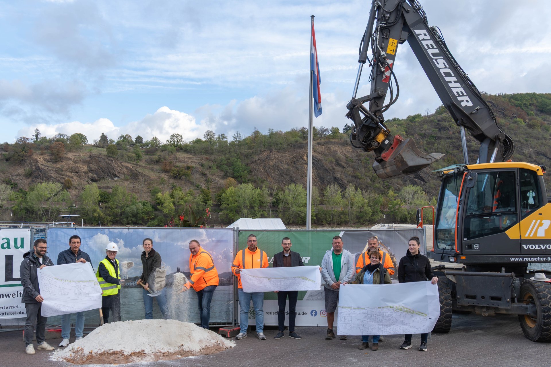 Mit einem offiziellen Spatenstich hat die Neugestaltung der Rheinallee begonnen. Mit dabei waren (von links): Nico Weinert, Bauleitung Nickel Landschaftsbau, Jörg Vogt, Techniker Stadtverwaltung Boppard, Bürgermeister Jörg Haseneier, Ortsvorsteherin Dr. Alexa Bach, Steffen Pfau, Technischer Leiter Firma Reuscher, Michael Gut, Bauleiter Firma Reuscher, Dominik Nachtsheim, Leiter Fachbereich 5 Stadtverwaltung Boppard, Karsten Schäfer, Vorarbeiter Firma Reuscher, Dirk Mir Iglesias, Polier Firma Reuscher, Claudia Gerhold und Lina Willenborg, Bauüberwachung Bierbaum Aichele Landschaftsarchitekten im Auftrag für Franz Reschke Landschaftsarchitektur GmbH. 