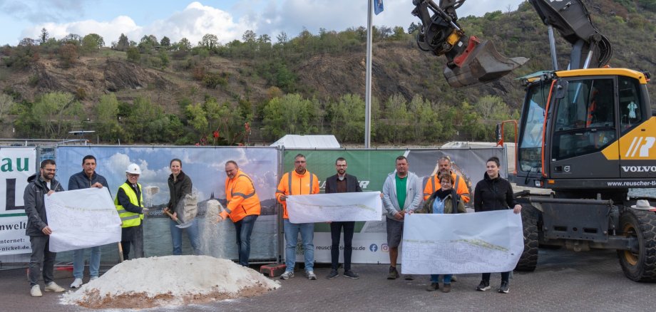 Mit einem offiziellen Spatenstich hat die Neugestaltung der Rheinallee begonnen. Mit dabei waren (von links): Nico Weinert, Bauleitung Nickel Landschaftsbau, Jörg Vogt, Techniker Stadtverwaltung Boppard, Bürgermeister Jörg Haseneier, Ortsvorsteherin Dr. Alexa Bach, Steffen Pfau, Technischer Leiter Firma Reuscher, Michael Gut, Bauleiter Firma Reuscher, Dominik Nachtsheim, Leiter Fachbereich 5 Stadtverwaltung Boppard, Karsten Schäfer, Vorarbeiter Firma Reuscher, Dirk Mir Iglesias, Polier Firma Reuscher, Claudia Gerhold und Lina Willenborg, Bauüberwachung Bierbaum Aichele Landschaftsarchitekten im Auftrag für Franz Reschke Landschaftsarchitektur GmbH. 