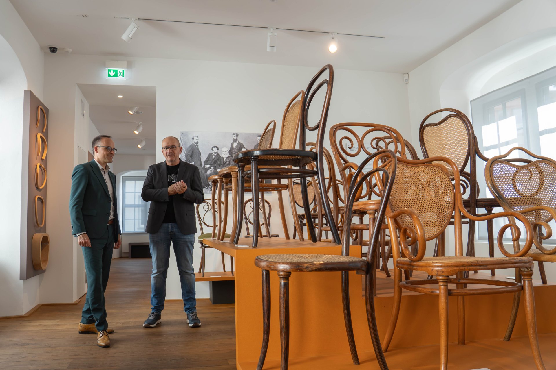 Besonderes Interesse zeigte Staatssekretär Dr. Denis Alt (links) beim Rundgang mit Fachbereichs- und Museumsleiter Frank Schröder an der umfangreichen Thonet-Ausstellung, die die Geschichte des weltbekannten Möbelherstellers und dessen besondere Verbindung zur Region anschaulich vermittelt. 