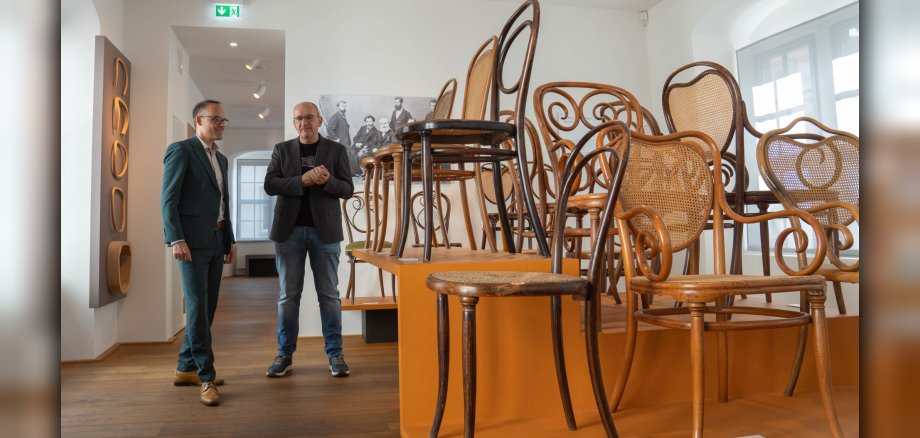 Besonderes Interesse zeigte Staatssekretär Dr. Denis Alt (links) beim Rundgang mit Fachbereichs- und Museumsleiter Frank Schröder an der umfangreichen Thonet-Ausstellung, die die Geschichte des weltbekannten Möbelherstellers und dessen besondere Verbindung zur Region anschaulich vermittelt. 