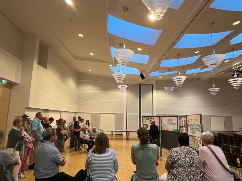 In zwei Workshops setzten sich die Anwesenden mit
den Themen „Platz- und Grünflächen im
öffentlichen Raum, Straßen und Bushaltestellen“ sowie „Soziales, Freizeit- und
Naherholungsangebote“ auseinander. In zwei Workshops setzten sich die Anwesenden mit den Themen „Platz- und Grünflächen im öffentlichen Raum, Straßen und Bushaltestellen“ sowie „Soziales, Freizeit- und Naherholungsangebote“ auseinander.