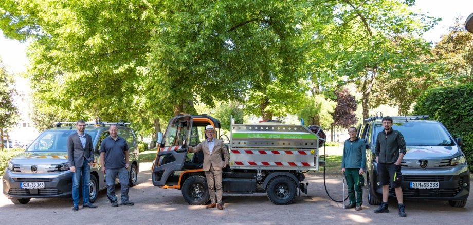 Drei neue vollelektrische Fahrzeuge wurden an den städtischen Bauhof übergeben. Mit dabei waren (von links): Klimaschutzmanager Dominik Nachtsheim, Bauhofmitarbeiter Markus Lahnert, Vorarbeiter der Arbeitsgruppe Boppard, Bürgermeister Jörg Haseneier, Gärtner Fabian Hellwig und Elektriker Jens Bröder.