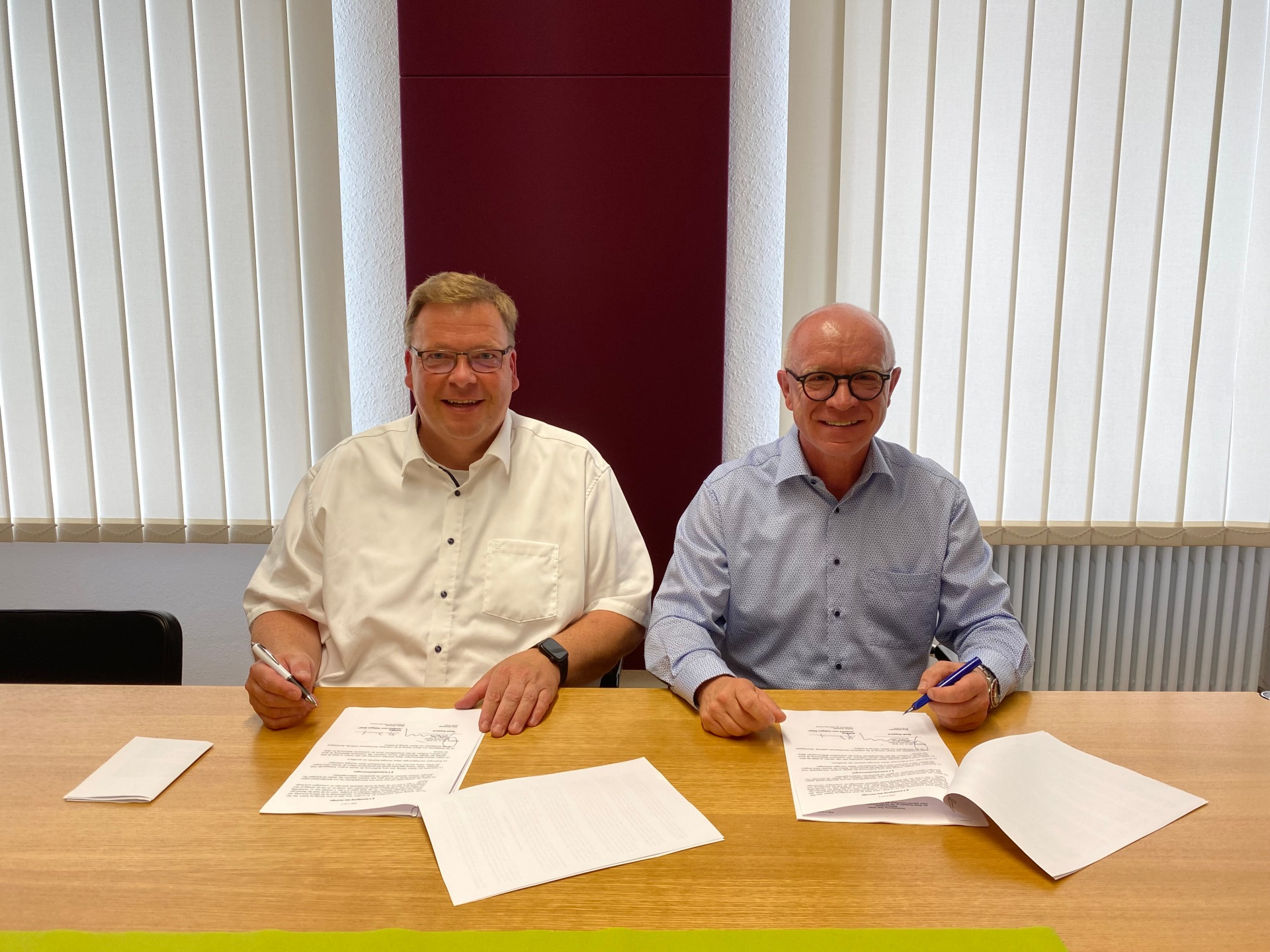 Der Bürgermeister der Stadt Boppard, Jörg Haseneier (rechts), und der Vorsitzende der Stiftung Hospital zum Heiligen Geist, Pfarrer Stefan Dumont, bei der Unterzeichnung der Kooperationsvereinbarung zum Betrauungsakt der Stadt Boppard gegenüber der Gemeinschaftsklinikum Mittelrhein gGmbH (GKM). 