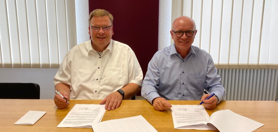 Der Bürgermeister der Stadt Boppard, Jörg Haseneier (rechts), und der Vorsitzende der Stiftung Hospital zum Heiligen Geist, Pfarrer Stefan Dumont, bei der Unterzeichnung der Kooperationsvereinbarung zum Betrauungsakt der Stadt Boppard gegenüber der Gemeinschaftsklinikum Mittelrhein gGmbH (GKM). Der Bürgermeister der Stadt Boppard, Jörg Haseneier (rechts), und der Vorsitzende der Stiftung Hospital zum Heiligen Geist, Pfarrer Stefan Dumont, bei der Unterzeichnung der Kooperationsvereinbarung zum Betrauungsakt der Stadt Boppard gegenüber der Gemeinschaftsklinikum Mittelrhein gGmbH (GKM).