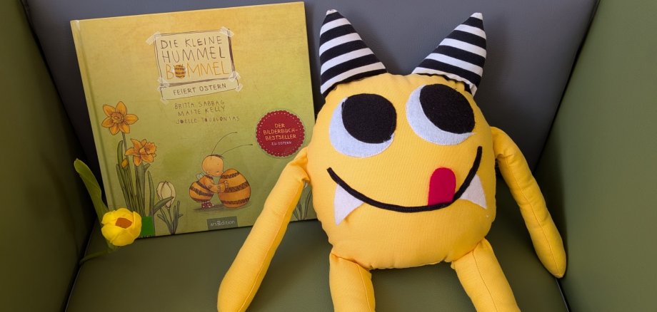 Beim Bilderbuchkino in der Stadtbibliothek geht es um eine kleine Hummel, die ein besonderes Osterfest feiert. Beim Bilderbuchkino in der Stadtbibliothek geht es um eine kleine Hummel, die ein besonderes Osterfest feiert.