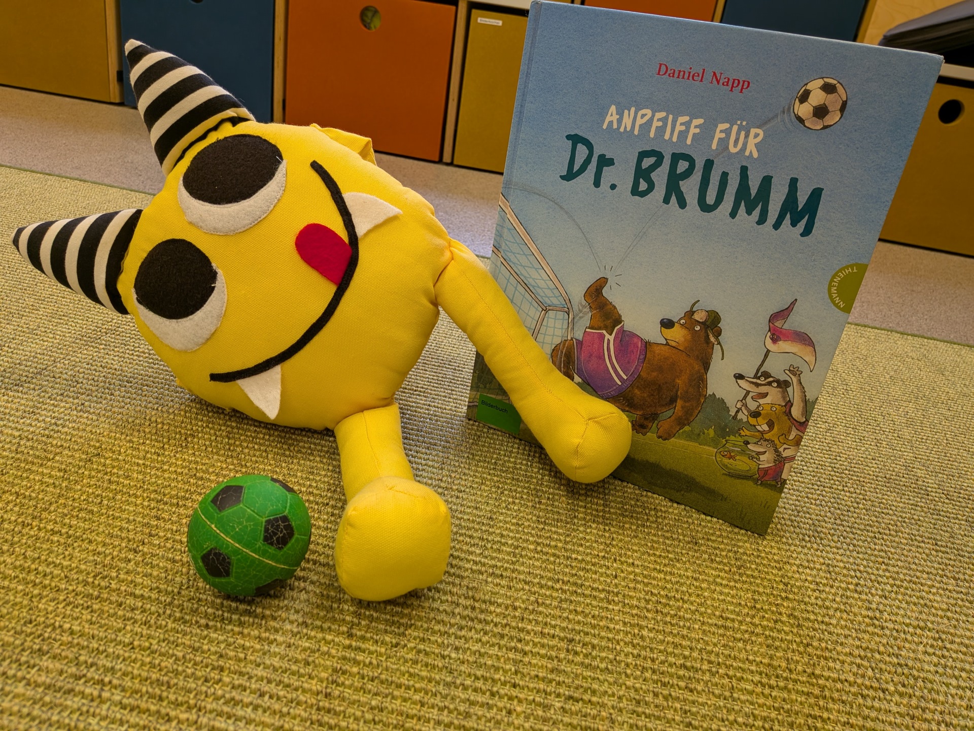 Anpfiff für Dr. Brumm: Passend zum Start der Fußball-WM lädt die Stadtbibliothek Boppard am Montag, 8. Juni 2026, zu einem spannenden Bilderbuchkino für Kinder ab drei Jahren in die Kurfürstliche Burg ein. 