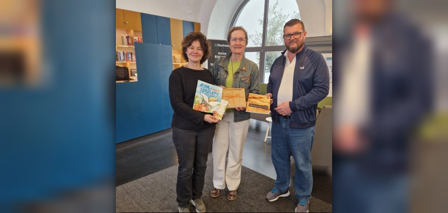 Buchgeschenke aus der Partnerstadt Arroio do Meio für die Stadtbibliothek Boppard. Eneida Führ Kuhn (Mitte) und Eduardo Ely (rechts), beide Mitglieder des brasilianischen Freundeskreises aus Arroio do Meio, überreichen zwei Bücher an die Leiterin der Stadtbibliothek Sonja Weinert. Buchgeschenke aus der Partnerstadt Arroio do Meio für die Stadtbibliothek Boppard. Eneida Führ Kuhn (Mitte) und Eduardo Ely (rechts), beide Mitglieder des brasilianischen Freundeskreises aus Arroio do Meio, überreichen zwei Bücher an die Leiterin der Stadtbibliothek Sonja Weinert.