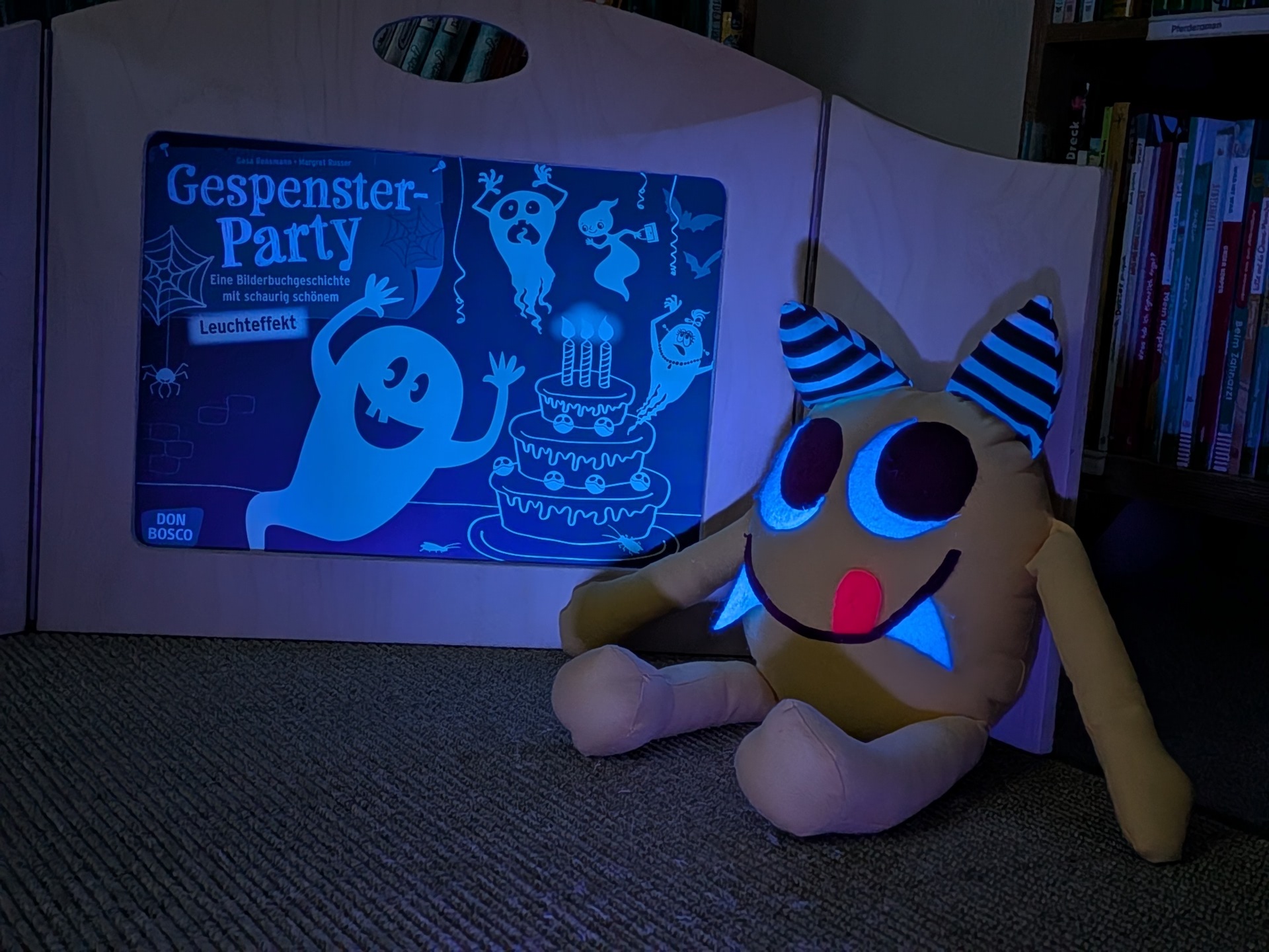 Zur nächsten Vorlesestunde erwartet die kleinen Besucherinnen und Besucher die Bilderbuchgeschichte „Gespenster-Party“ mit schaurig schönem Leuchteffekt. 