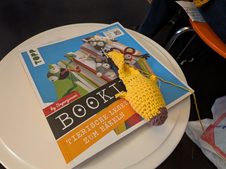 Sich in gemütlicher Atmosphäre zum gemeinsamen Stricken, Häkeln oder anderen Handarbeiten zusammenfinden, das bietet seit neuem die Stadtbibliothek Boppard an.