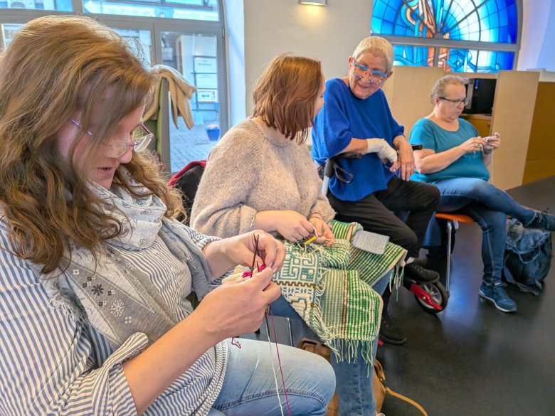 Eine Fortsetzung des Handarbeitstreffs findet künftig jeden letzten Mittwoch im Monat von 16.00 bis 18.00 Uhr statt. 