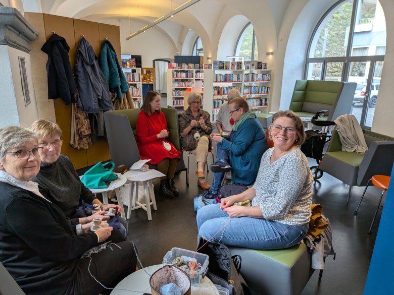 In gemütlicher Runde darf an dem eigenen Handarbeitsprojekt gewerkelt und sich ausgetauscht werden. 