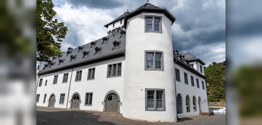 Die Stadtbücherei Boppard zieht um in die Kurfürstliche Burg: Der letzte Öffnungstag, an dem Medien am alten Standort ausgeliehen oder zurückgegeben werden können, ist Freitag, 8. August 2025, von 10 bis 14 Uhr. Mit der Neueröffnung wird eine der ersten „Open Libraries“ (offene Bibliotheken) in Rheinland-Pfalz in Betrieb gehen. 