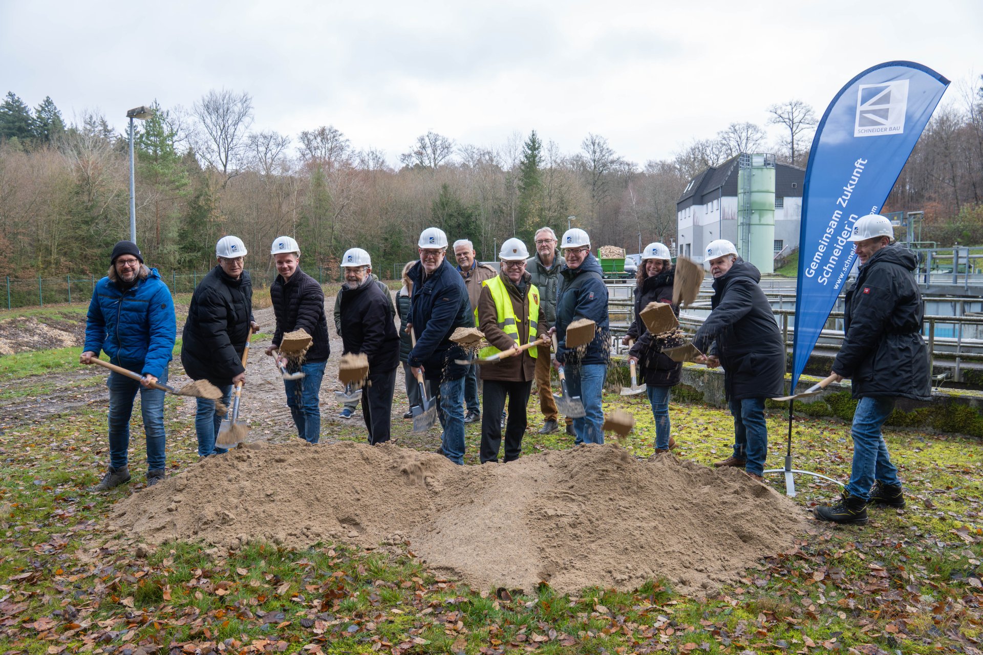 Spatenstich für die Modernisierung der Kläranlage in Buchholz: Bald schon beginnen hier umfangreiche Bauarbeiten. Boppards Bürgermeister Jörg Haseneier (Mitte, gelbe Weste), der Erste Beigeordnete Helmut Zindorf (4. von links), der Buchholzer Ortsvorsteher Reiner Philipps (2. von links), Mitglieder des Ortsbeirats und des Stadtrats, Mitarbeiter des Planungsbüros Siekmann + Partner sowie Mitarbeiter der Stadtverwaltung und der Kanalwerke waren vor Ort, um die Modernisierung der Kläranlage mit dem Spatenstich offiziell einzuleiten. 