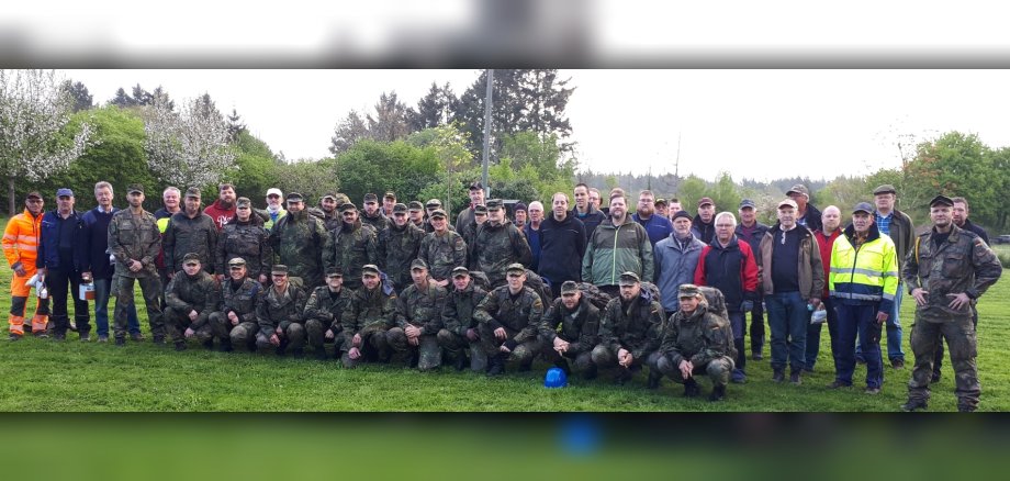 Freiwillige Helferinnen und Helfer, darunter zahlreiche Soldatinnen und Soldaten der Bundeswehr sowie engagierte Bürgerinnen und Bürger aus der Region, packten beim Tag des Wassers tatkräftig an.