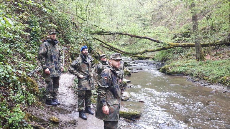 Mit Unterstützung forstlicher Fachkräfte, erfahrener Helfer und einsatzfreudiger Soldatinnen und Soldaten befreite ein Trupp das Bachbett des Ehrbachs in der Klamm von querliegenden Stämmen und Aufstauungen. Mit Unterstützung forstlicher Fachkräfte, erfahrener Helfer und einsatzfreudiger Soldatinnen und Soldaten befreite ein Trupp das Bachbett des Ehrbachs in der Klamm von querliegenden Stämmen und Aufstauungen.