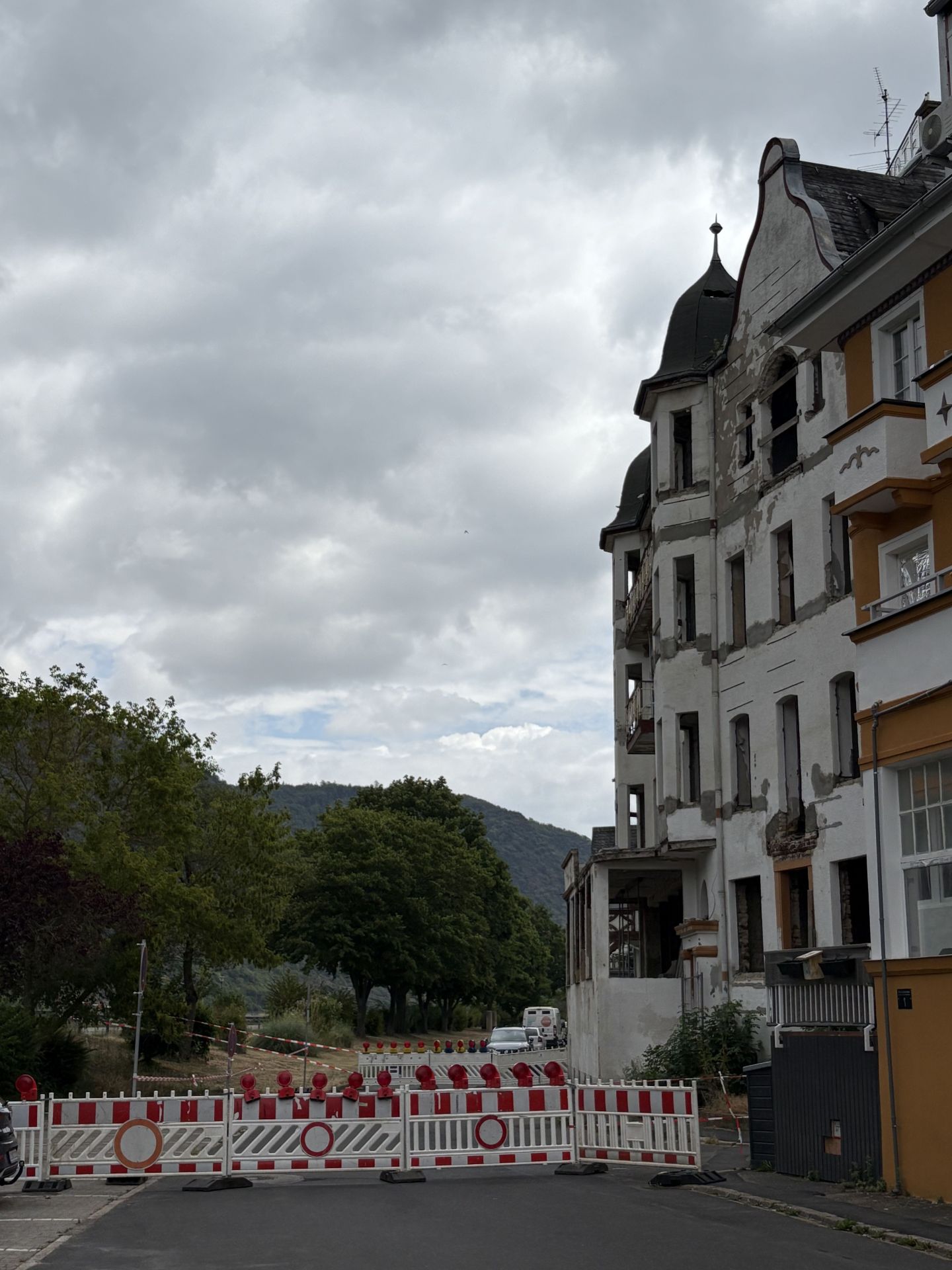 Nach dem Teileinsturz im Inneren eines ehemaligen Hotels in Boppard-Bad Salzig am Dienstagabend laufen derzeit die erforderlichen Sicherungsmaßnahmen,