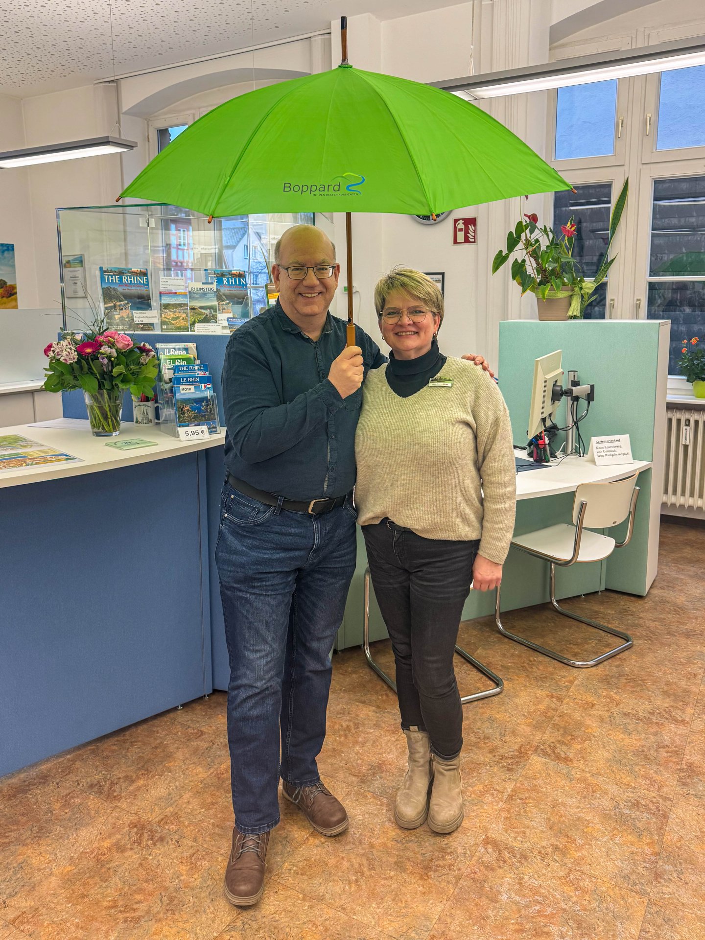Und falls das Wetter einmal nicht mitspielt, gilt: Michael Defrancesco und Claudia Rheinbay von der Tourist Information Boppard lassen ihre Gästeführer natürlich nicht im Regen stehen. Zur Begrüßung gibt es den originalen Boppard-Schirm. 