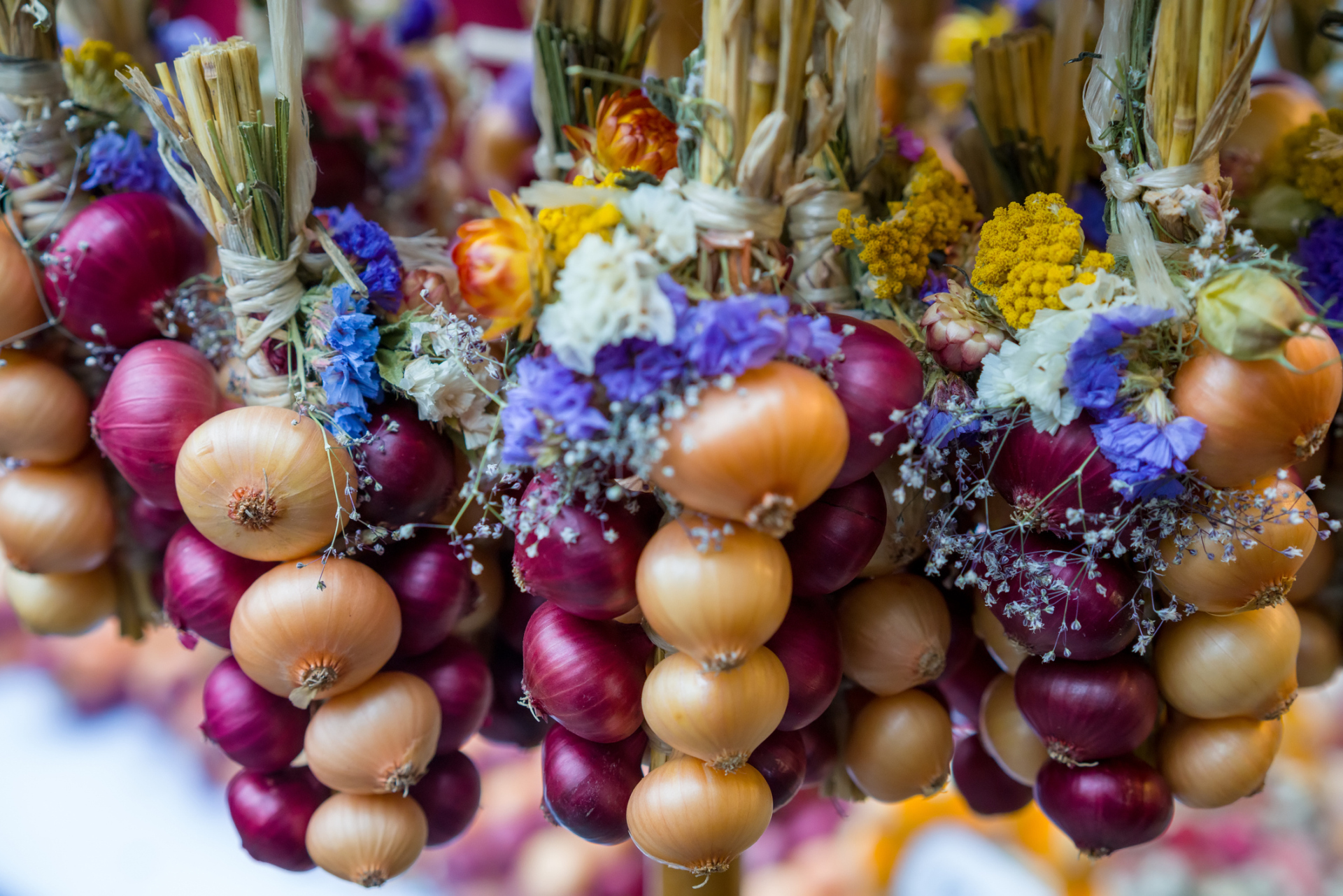 Von frischen Zwiebeln und Blumenzwiebeln über hochwertige Lederwaren, Schmuck und Kleidung bis hin zu Gewürzen, Werkzeugen und einem vielfältigen kulinarischen Angebot – ist für jeden Geschmack was dabei.