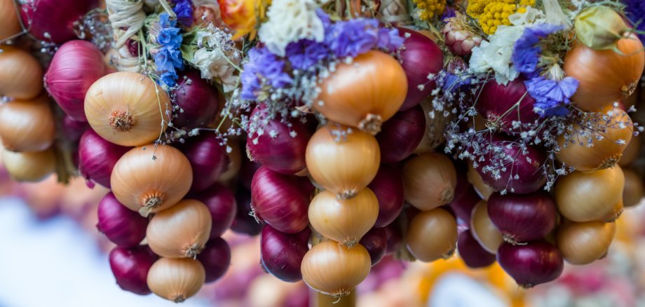 Von frischen Zwiebeln und Blumenzwiebeln über hochwertige Lederwaren, Schmuck und Kleidung bis hin zu Gewürzen, Werkzeugen und einem vielfältigen kulinarischen Angebot – ist für jeden Geschmack was dabei.