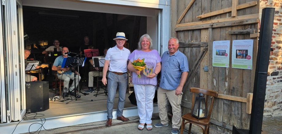 Bei der Eröffnung der Kulturscheune in Udenhausen (von links): Boppards Bürgermeister Jörg Haseneier, Barbara Vogt und Ortsvorsteher Michael Güntzel vor der Musikgruppe Hinnerschd de Veereschd. Bei der Eröffnung der Kulturscheune in Udenhausen (von links): Boppards Bürgermeister Jörg Haseneier, Barbara Vogt und Ortsvorsteher Michael Güntzel vor der Musikgruppe Hinnerschd de Veereschd.