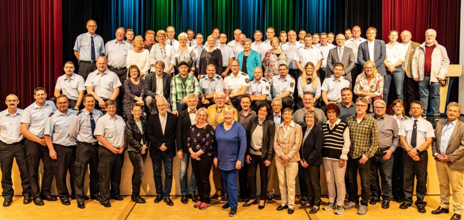 Am Donnerstag überreichte Bürgermeister Jörg Haseneier (obere Reihe, 7 von rechts) feierlich die ersten Ehrenamts- und Jubiläums-Ehrenamtskarten des Landes an Bürgerinnen und Bürger der Stadt Boppard, die sich ehrenamtlich in der Stadt engagieren. 
