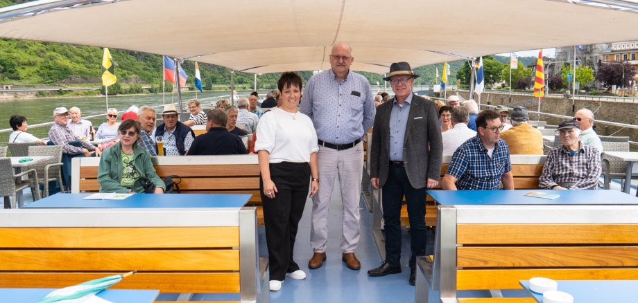 Boppards Bürgermeister Jörg Haseneier (Mitte) begrüßte gemeinsam mit (von links) Patricia Eiden Ortsvorsteherin von Weiler und Rainer Volk, Ortsvorsteher von Hirzenach, die Seniorinnen und Senioren aus den Ortsbezirken Bad Salzig, Hirzenach, Holzfeld, Rheinbay und Weiler. 