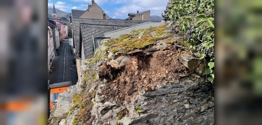 Die zeitweise Sperrung des Binger Tores für den Fahrzeugverkehr ist erforderlich, da sich Steine gelockert haben. Die zeitweise Sperrung des Binger Tores für den Fahrzeugverkehr ist erforderlich, da sich Steine gelockert haben.